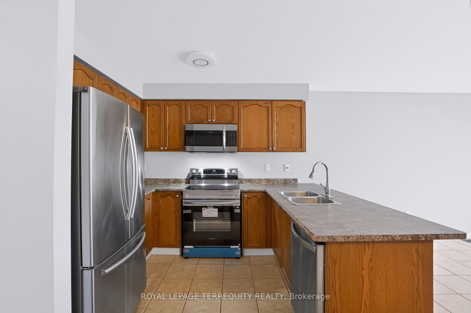Photo 11 of Unit 19, 253 Sprucewood Crescent W, Clarington, Bowmanville — HOMEH