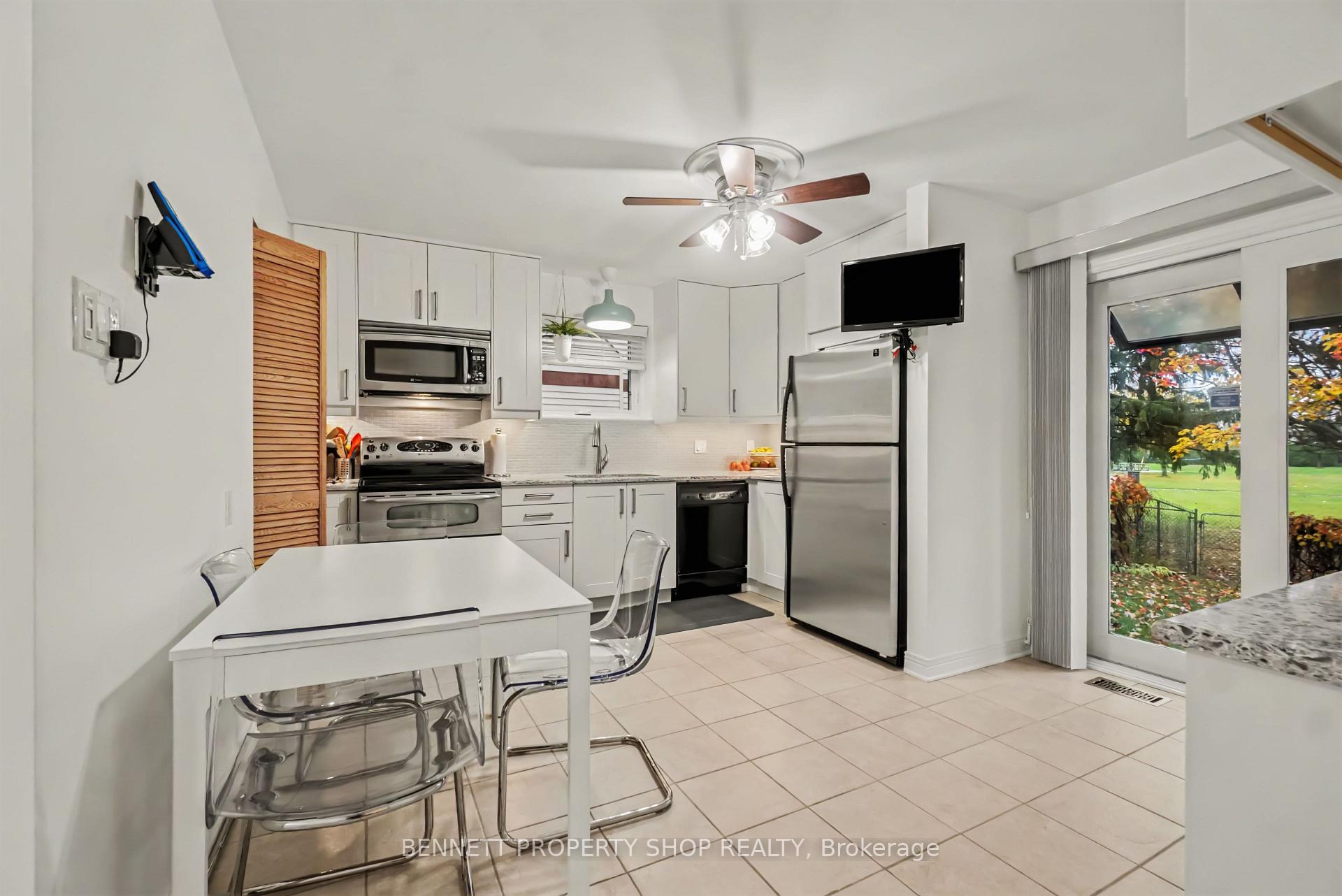 Photo 2 of 1442 Eastcliffe Way, Ottawa, Pineview — HOMEH