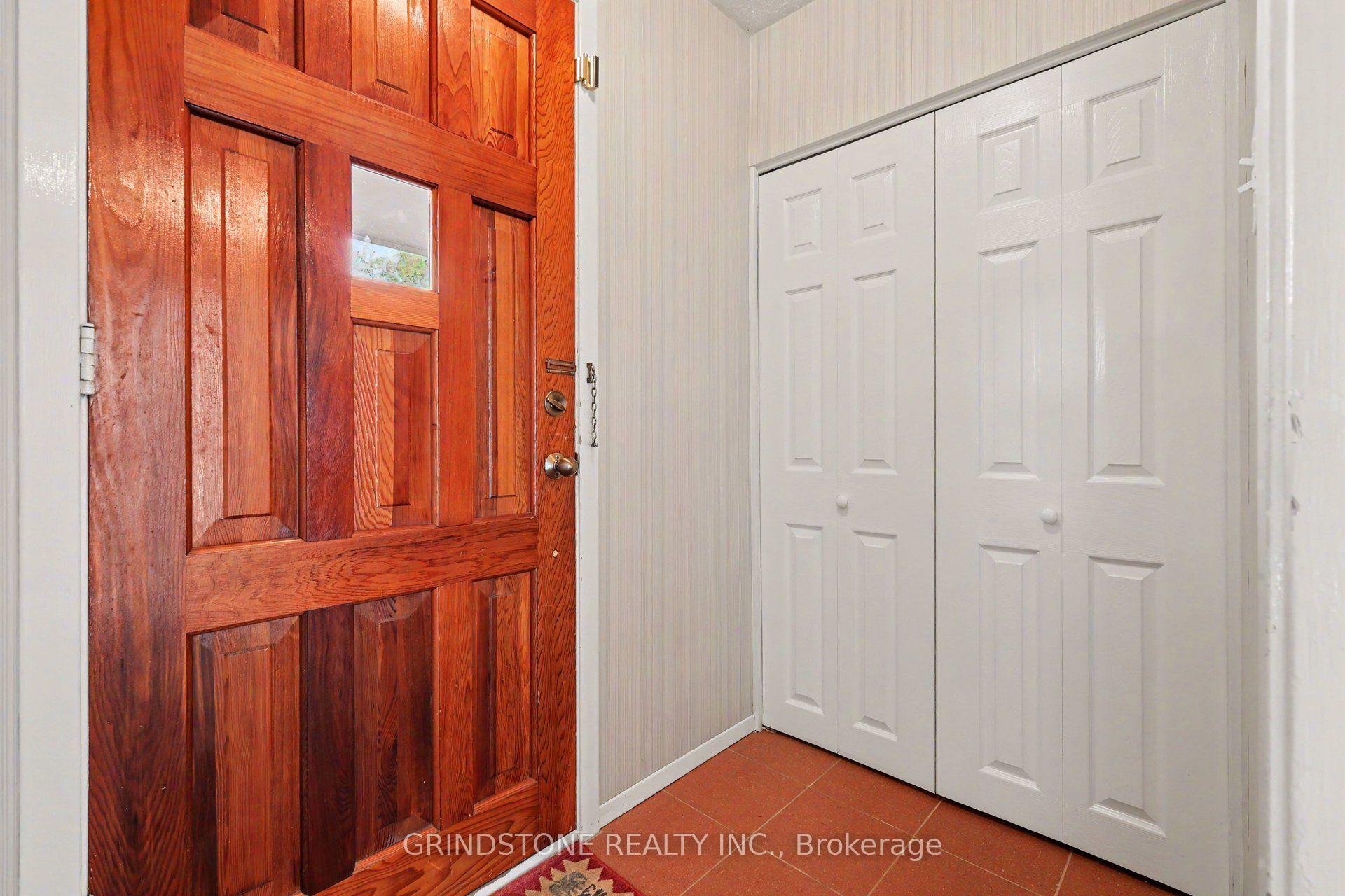 Photo 2 of 22 Lavina Crescent, Ottawa, Leslie Park — HOMEH