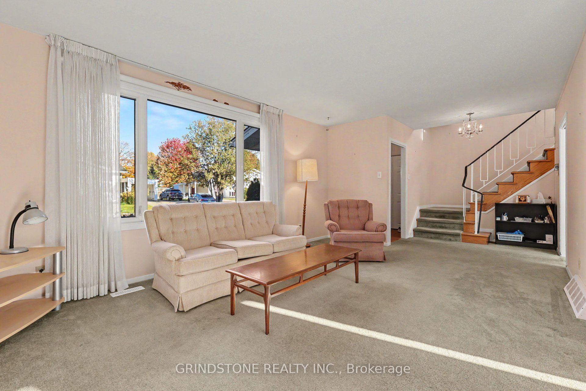 Photo 3 of 22 Lavina Crescent, Ottawa, Leslie Park — HOMEH