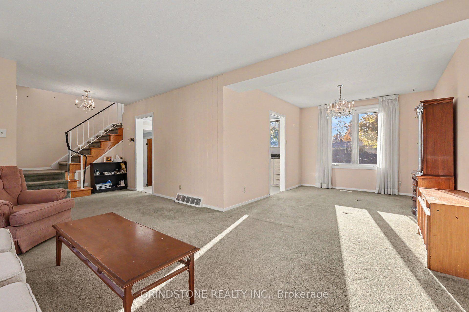 Photo 5 of 22 Lavina Crescent, Ottawa, Leslie Park — HOMEH