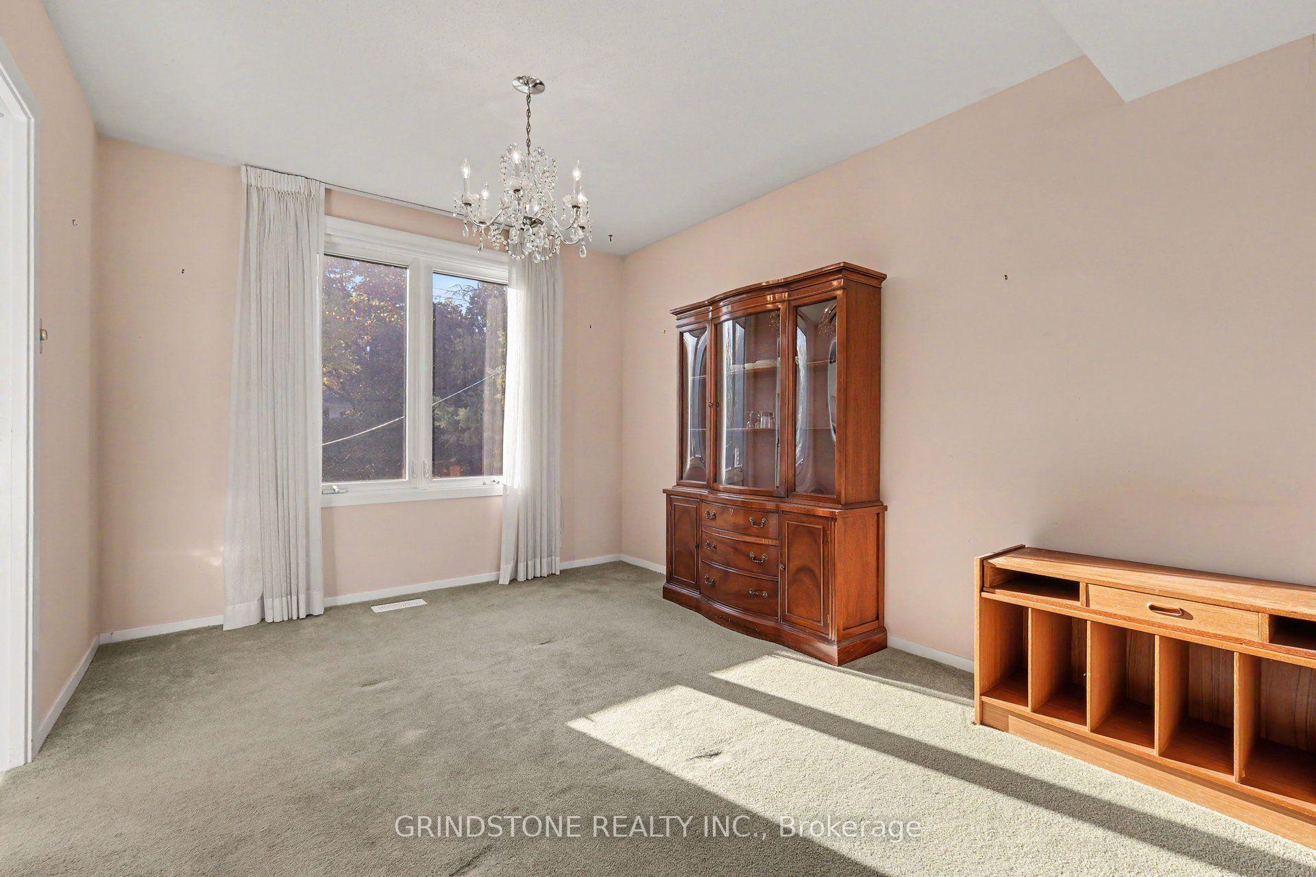 Photo 6 of 22 Lavina Crescent, Ottawa, Leslie Park — HOMEH