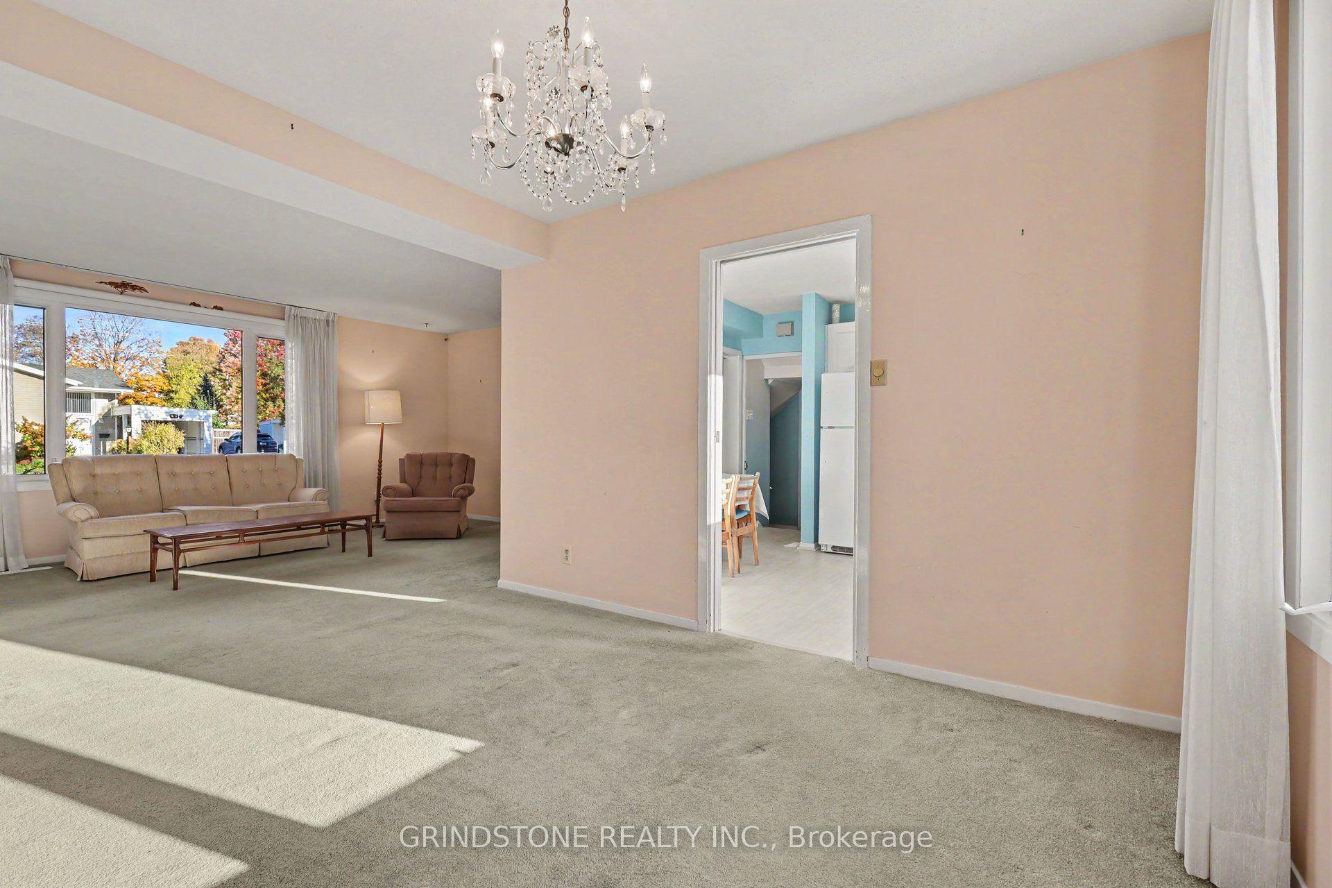 Photo 8 of 22 Lavina Crescent, Ottawa, Leslie Park — HOMEH