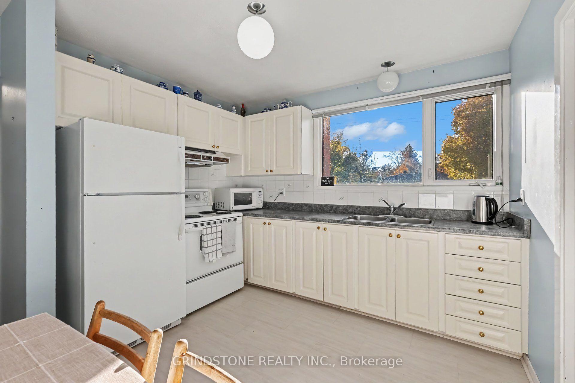 Photo 9 of 22 Lavina Crescent, Ottawa, Leslie Park — HOMEH
