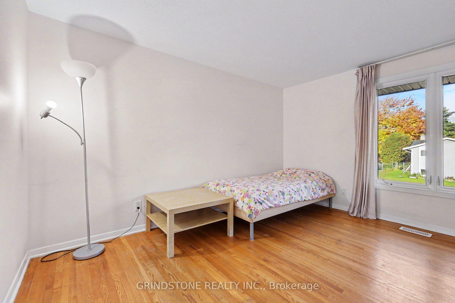 Photo 12 of 22 Lavina Crescent, Ottawa, Leslie Park — HOMEH