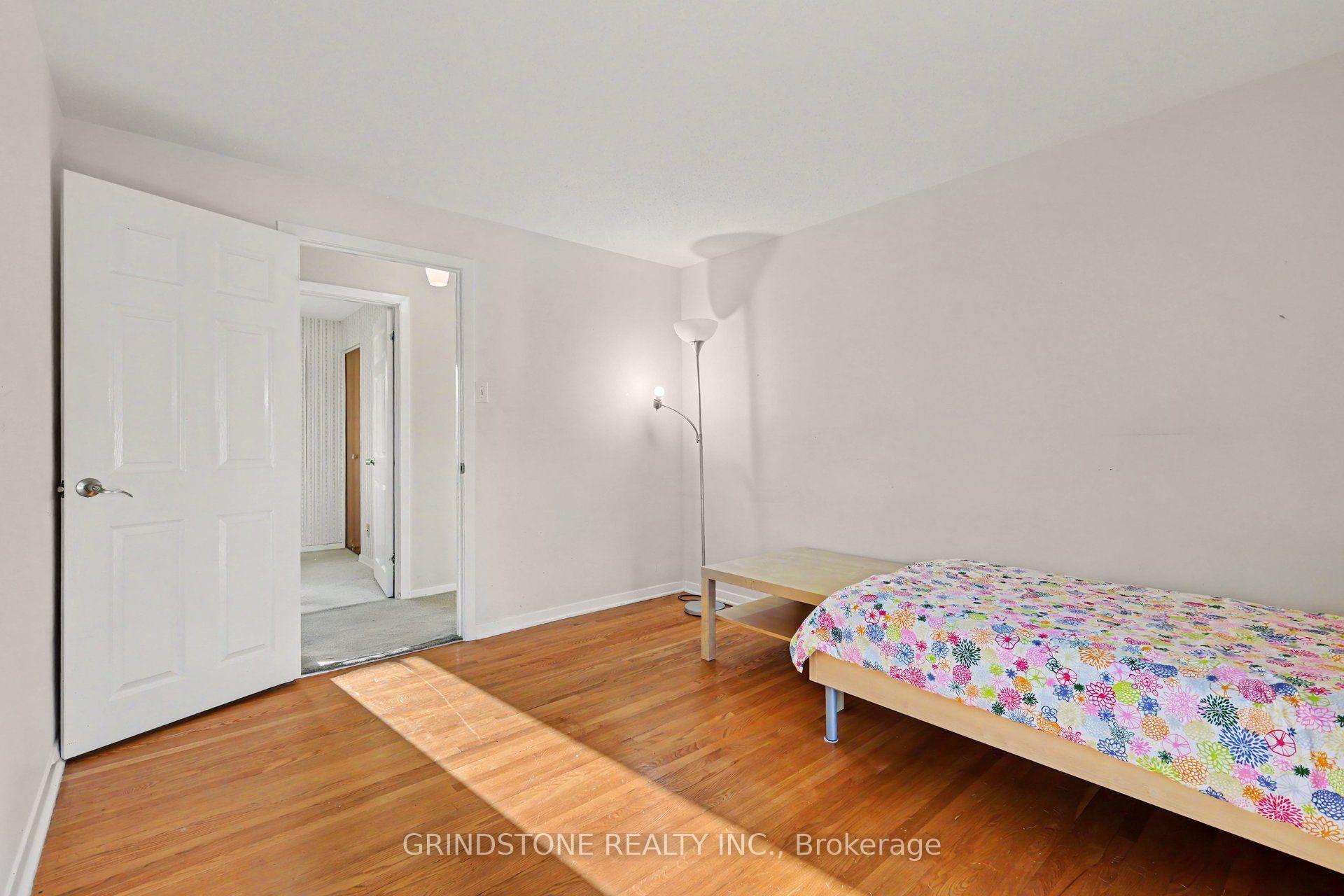 Photo 14 of 22 Lavina Crescent, Ottawa, Leslie Park — HOMEH