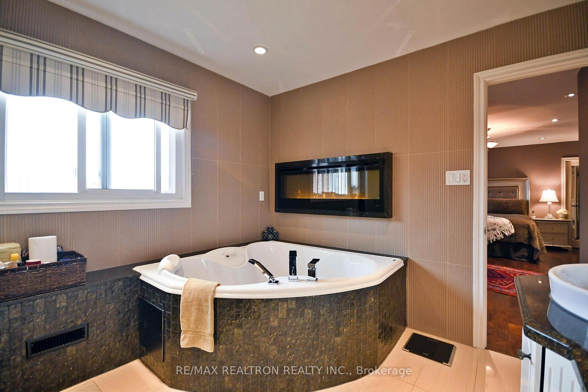Photo 12 of 9 Hyde Park Drive, Richmond Hill, Doncrest — HOMEH