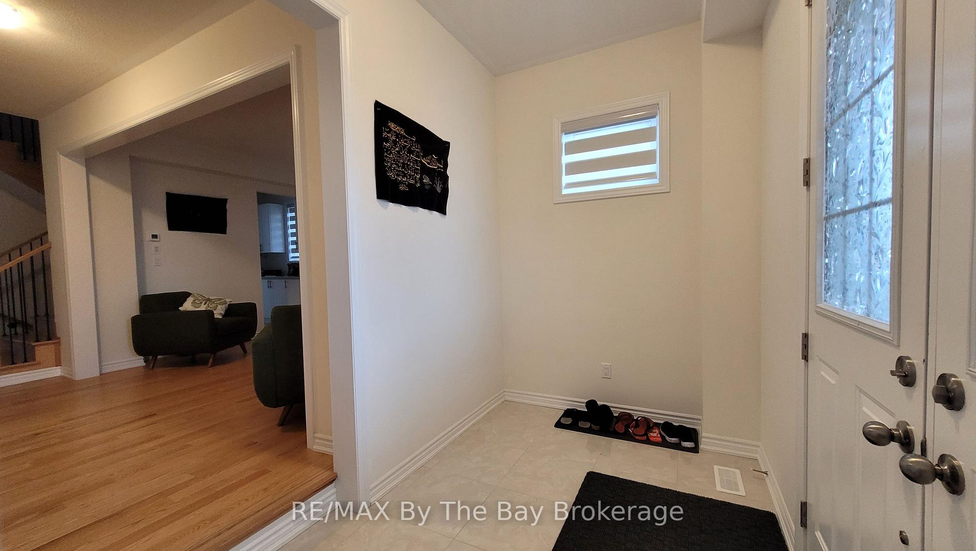 Photo 3 of 32 Rosanne Circle, Wasaga Beach — HOMEH