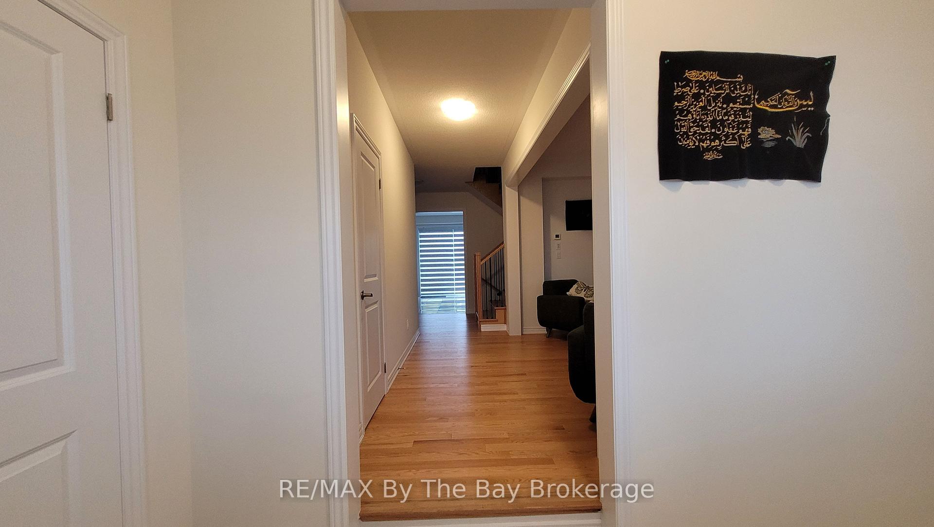 Photo 4 of 32 Rosanne Circle, Wasaga Beach — HOMEH