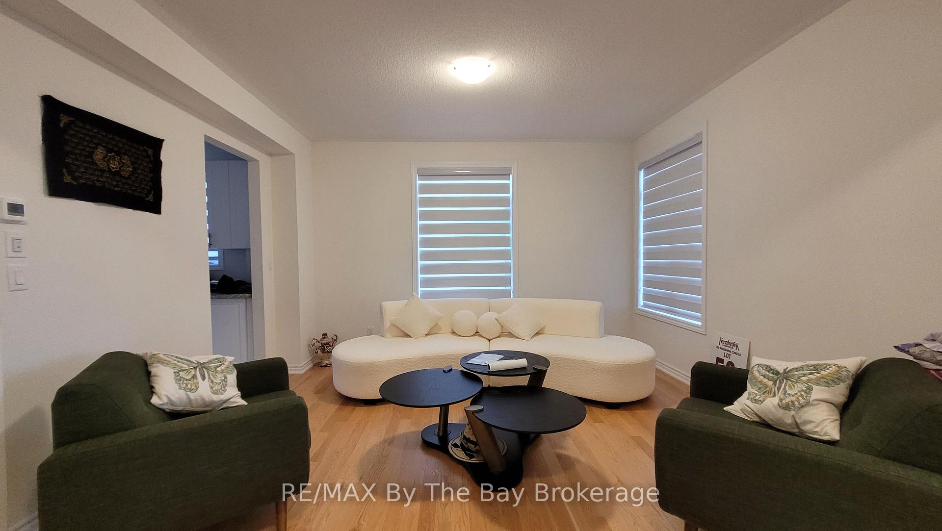 Photo 5 of 32 Rosanne Circle, Wasaga Beach — HOMEH