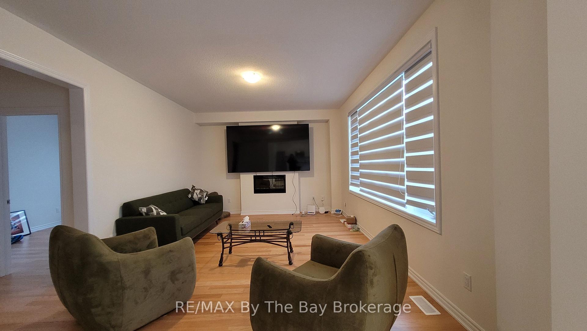 Photo 11 of 32 Rosanne Circle, Wasaga Beach — HOMEH