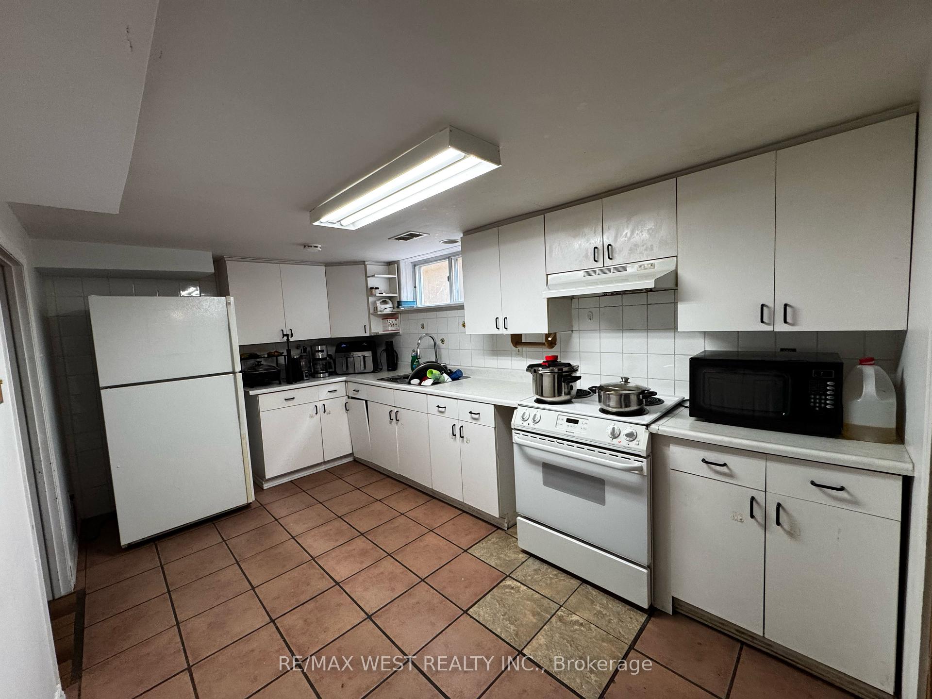 Photo 9 of Unit Lower Level, 31 Valencia Crescent, North York, Maple Leaf — HOMEH