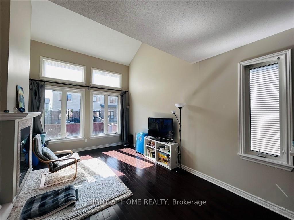 Photo 4 of 105 Nutting Crescent, Ottawa, Riverside South/Gloucester Glen — HOMEH
