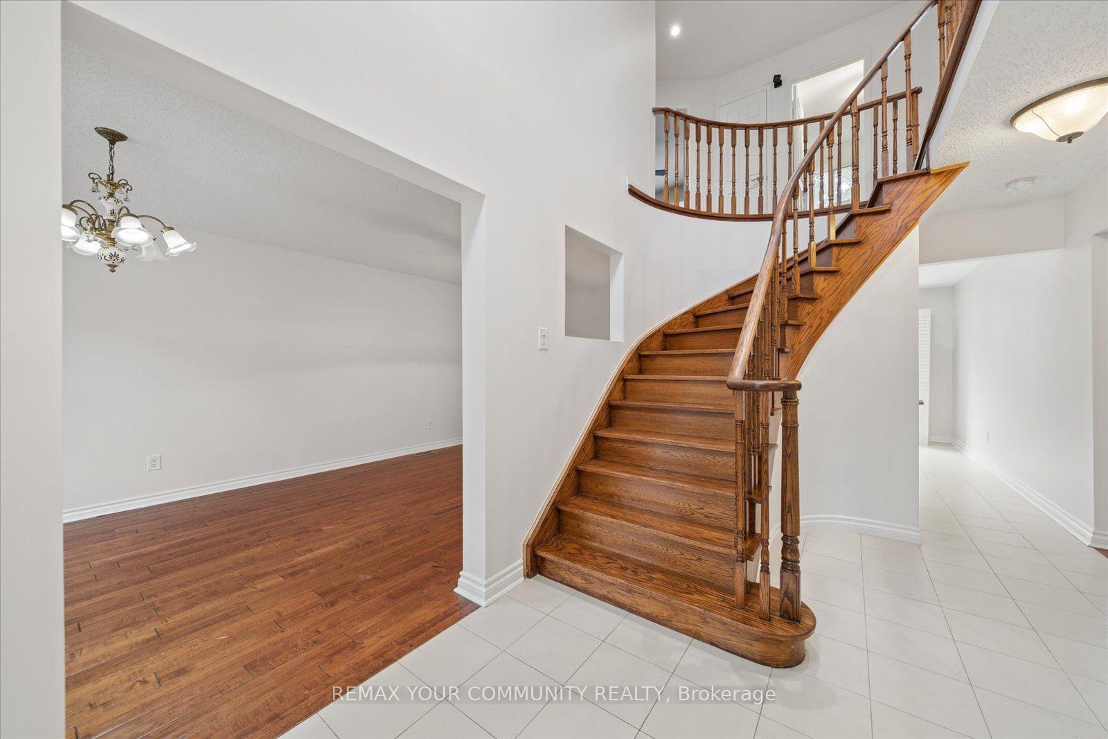 Photo 3 of 102 Edmund Seager Drive, Vaughan, Uplands — HOMEH