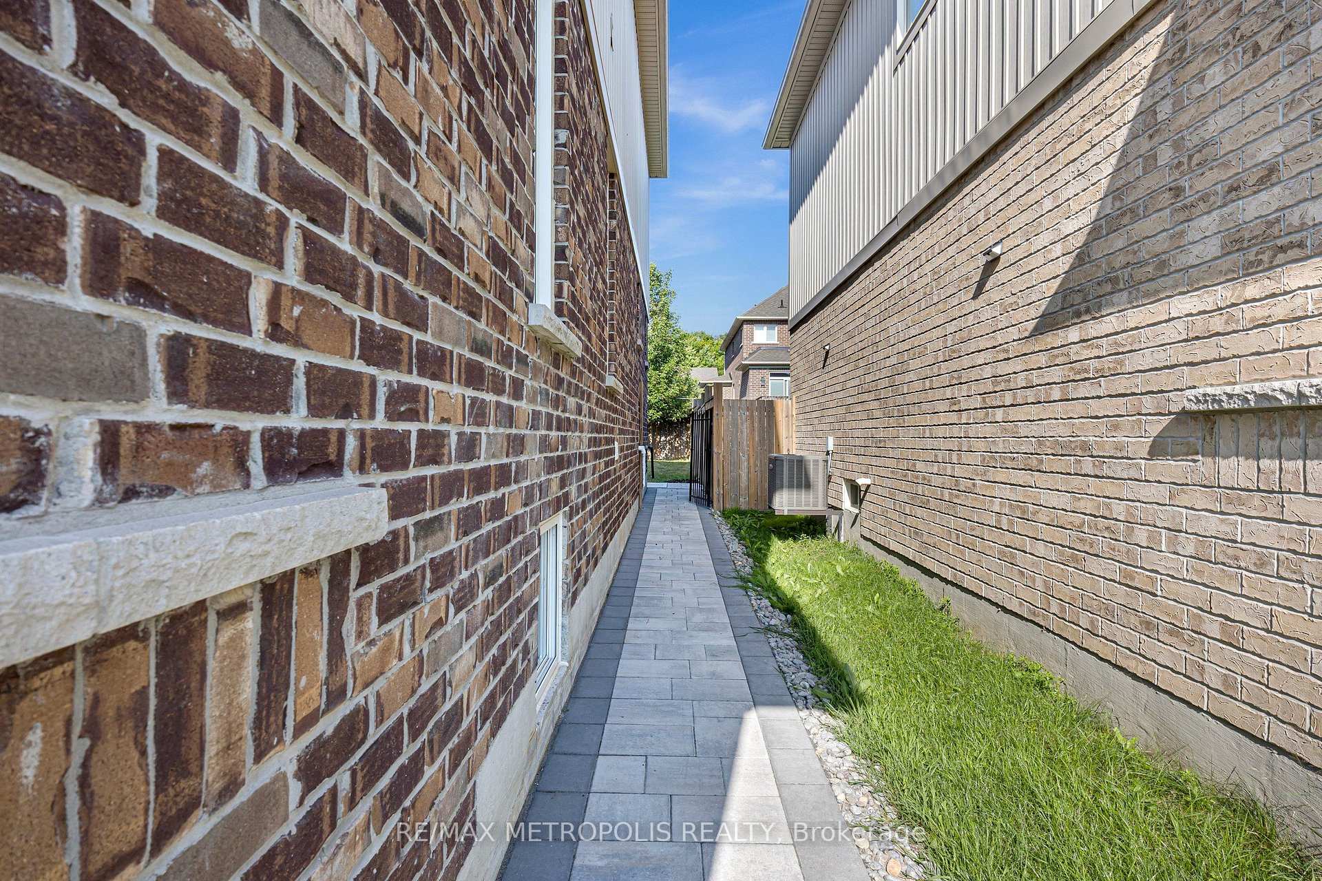 Photo 20 of 23 Gordon Cowling Street, Clarington, Courtice — HOMEH