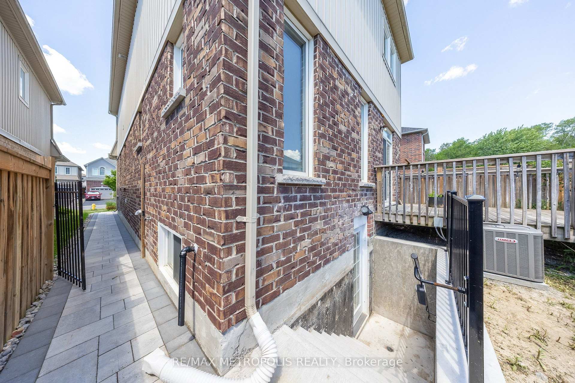 Photo 21 of 23 Gordon Cowling Street, Clarington, Courtice — HOMEH