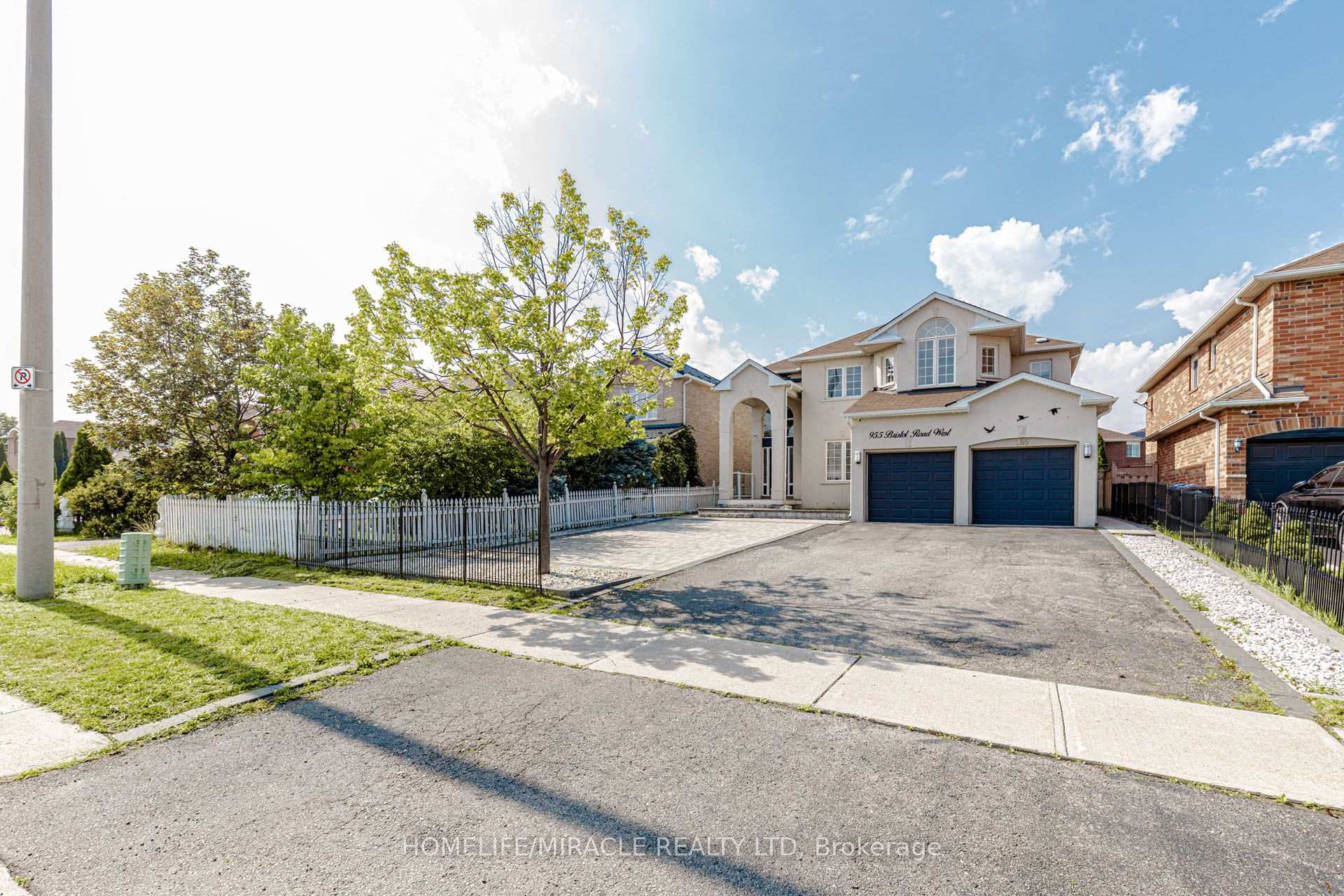 Photo 2 of 955 Bristol Road W, Mississauga, East Credit — HOMEH