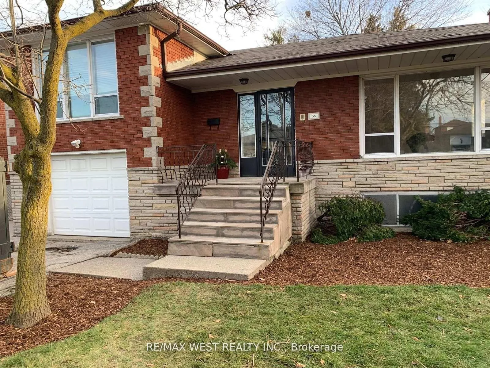 Front of Unit B1, 35 Lilywood Road