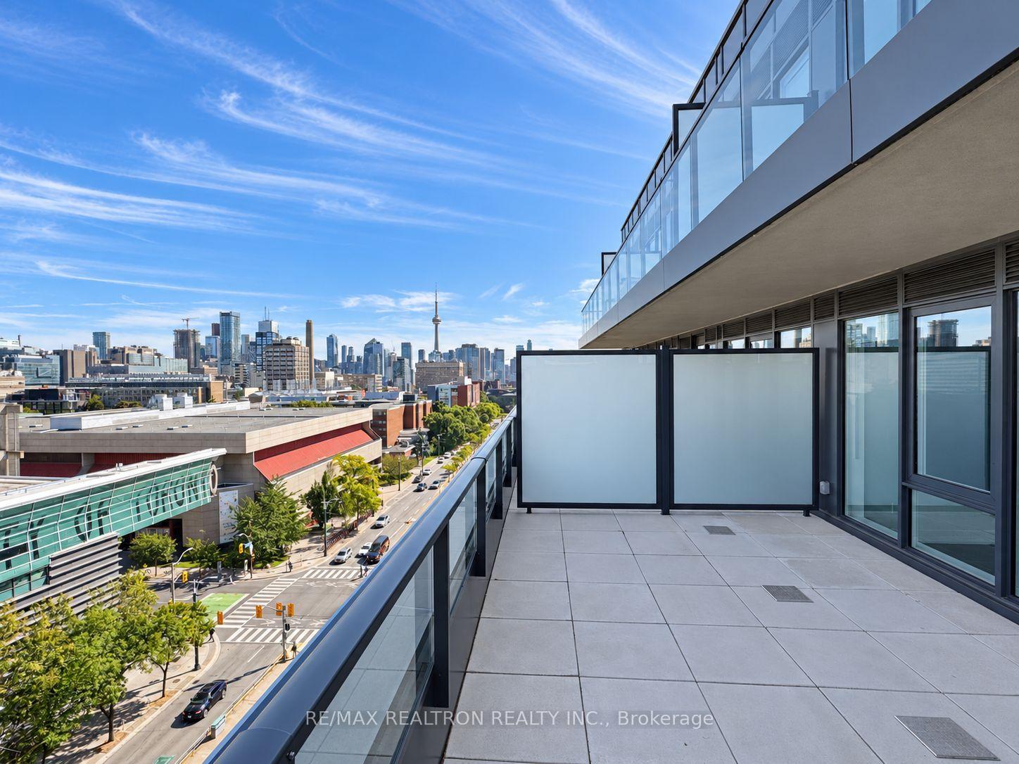 Photo of Unit 1004, 664 Spadina Avenue