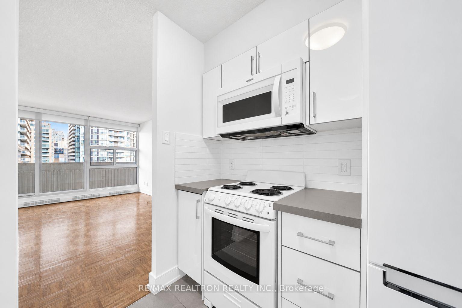 Photo 6 of Unit 1108, 33 Isabella Street, Toronto, Church-Yonge Corridor — HOMEH