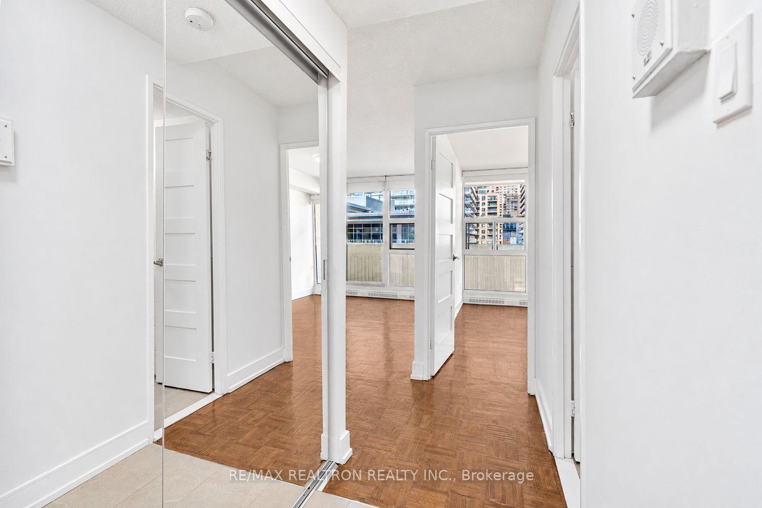 Photo 7 of Unit 1108, 33 Isabella Street, Toronto, Church-Yonge Corridor — HOMEH