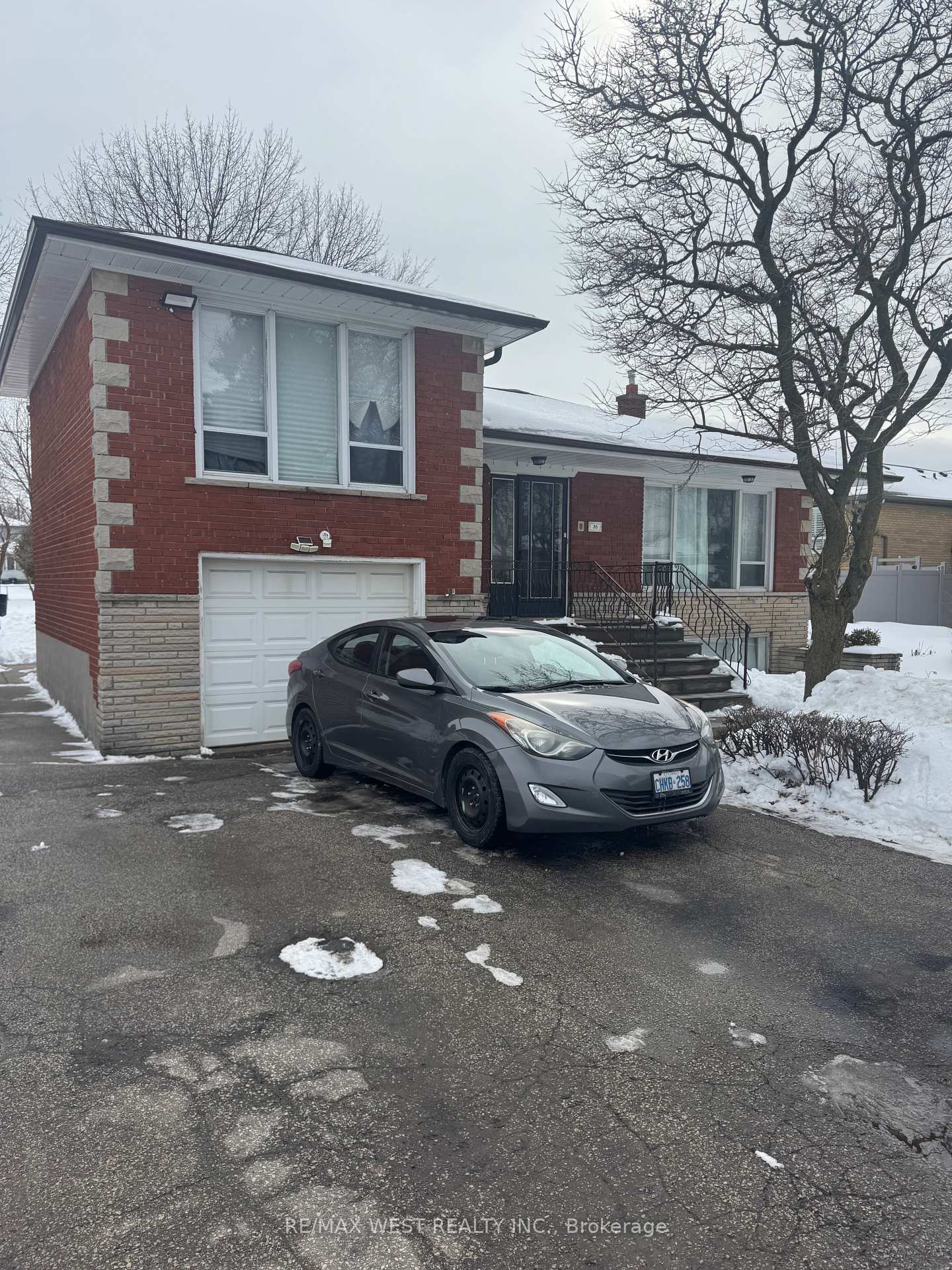 Front of Unit B2, 35 Lilywood Road