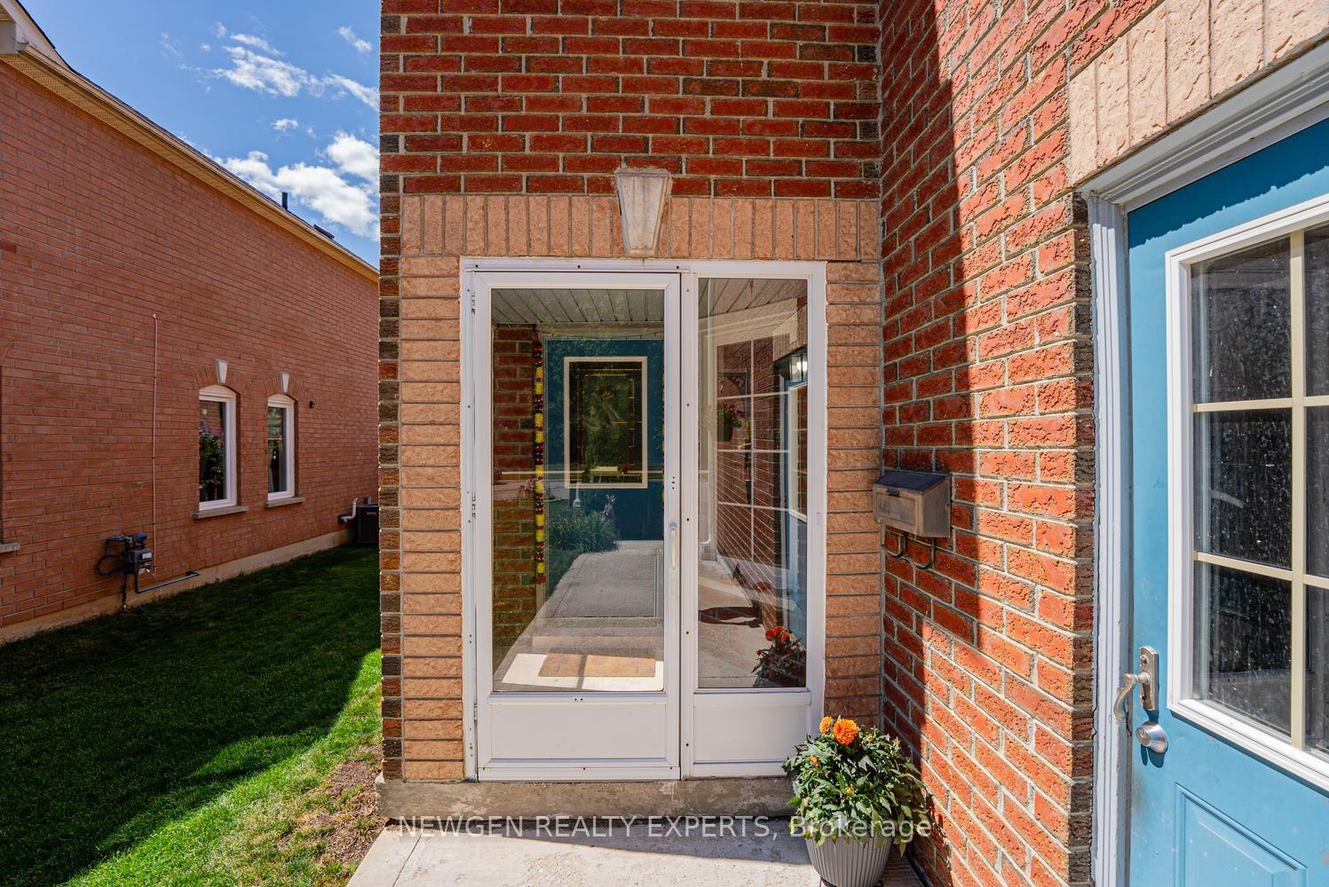 Photo 8 of 42 Mccleave Crescent, Brampton, Fletcher's West — HOMEH