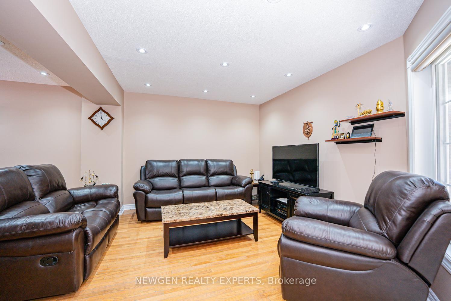 Photo 11 of 42 Mccleave Crescent, Brampton, Fletcher's West — HOMEH