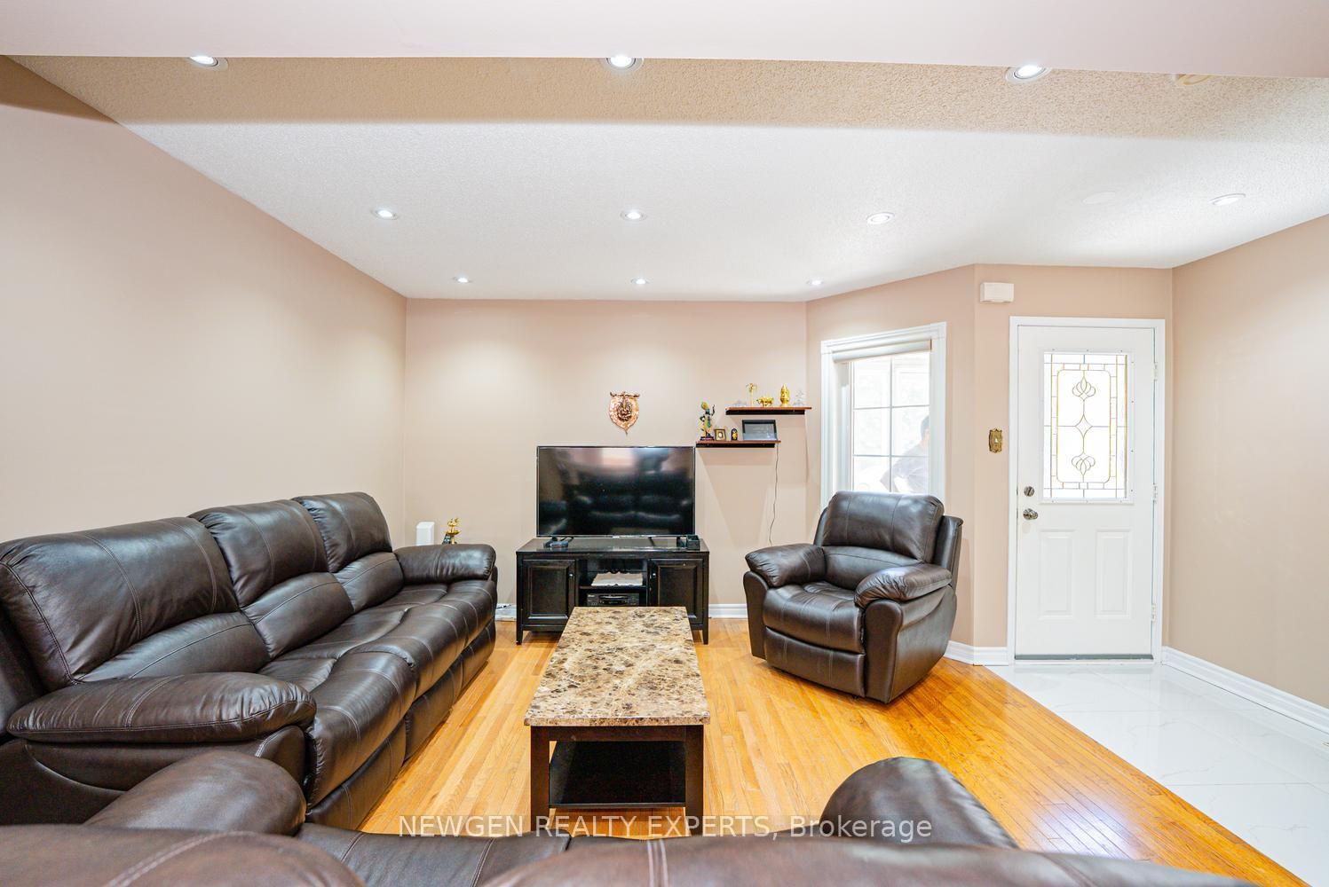 Photo 13 of 42 Mccleave Crescent, Brampton, Fletcher's West — HOMEH