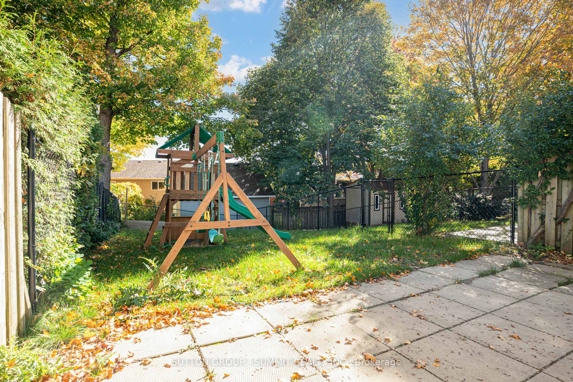 Photo 2 of 346 University Downs Crescent, Waterloo, Lexington — HOMEH