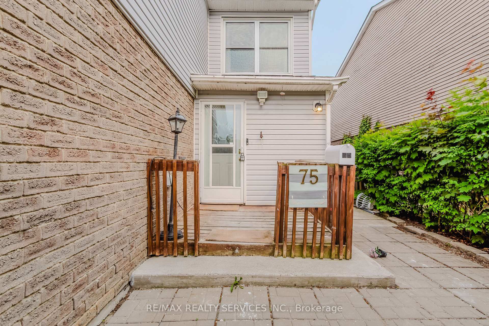 Photo 3 of 75 Royal Salisbury Way, Brampton, Madoc — HOMEH
