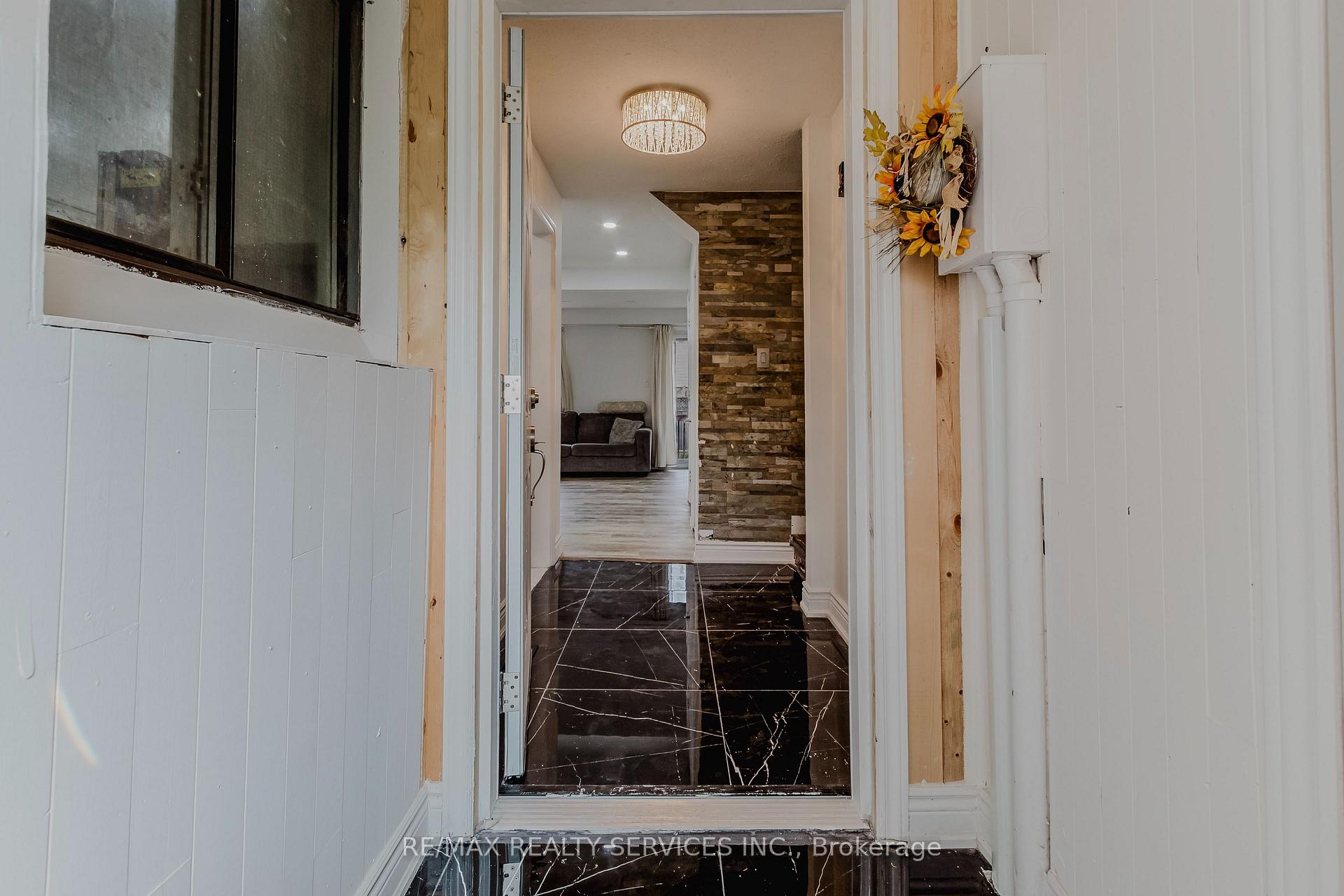 Photo 4 of 75 Royal Salisbury Way, Brampton, Madoc — HOMEH