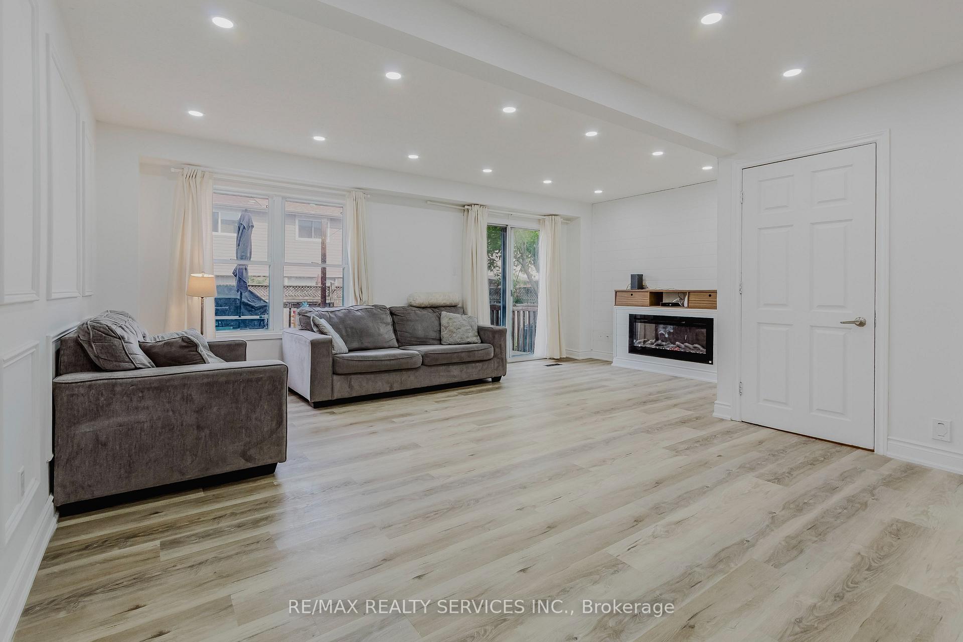 Photo 5 of 75 Royal Salisbury Way, Brampton, Madoc — HOMEH