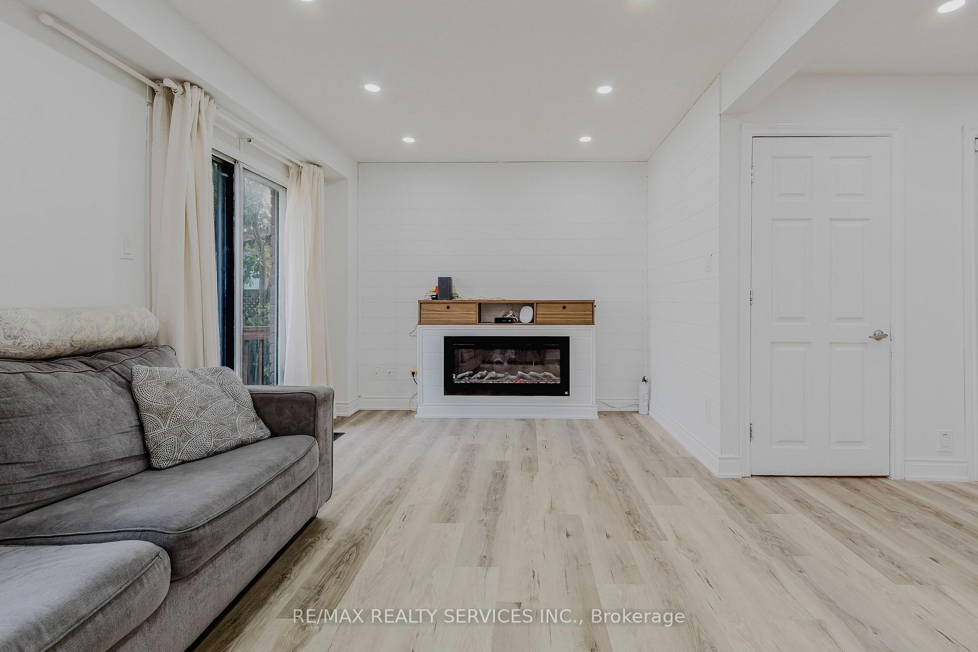 Photo 7 of 75 Royal Salisbury Way, Brampton, Madoc — HOMEH
