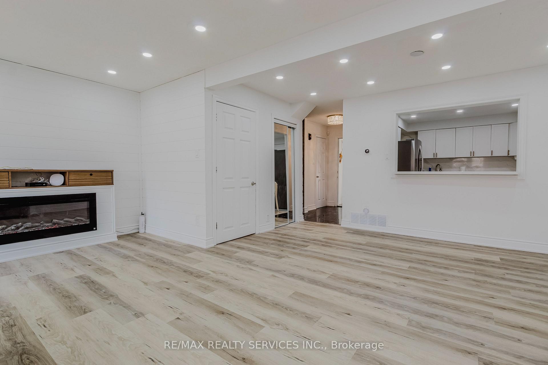 Photo 8 of 75 Royal Salisbury Way, Brampton, Madoc — HOMEH