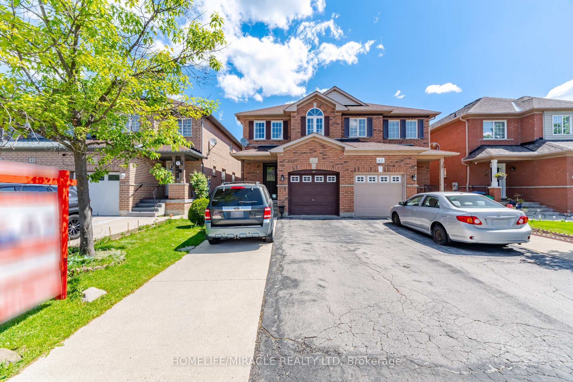 Photo 3 of 45 Ridgefield Court, Brampton, Vales of Castlemore — HOMEH