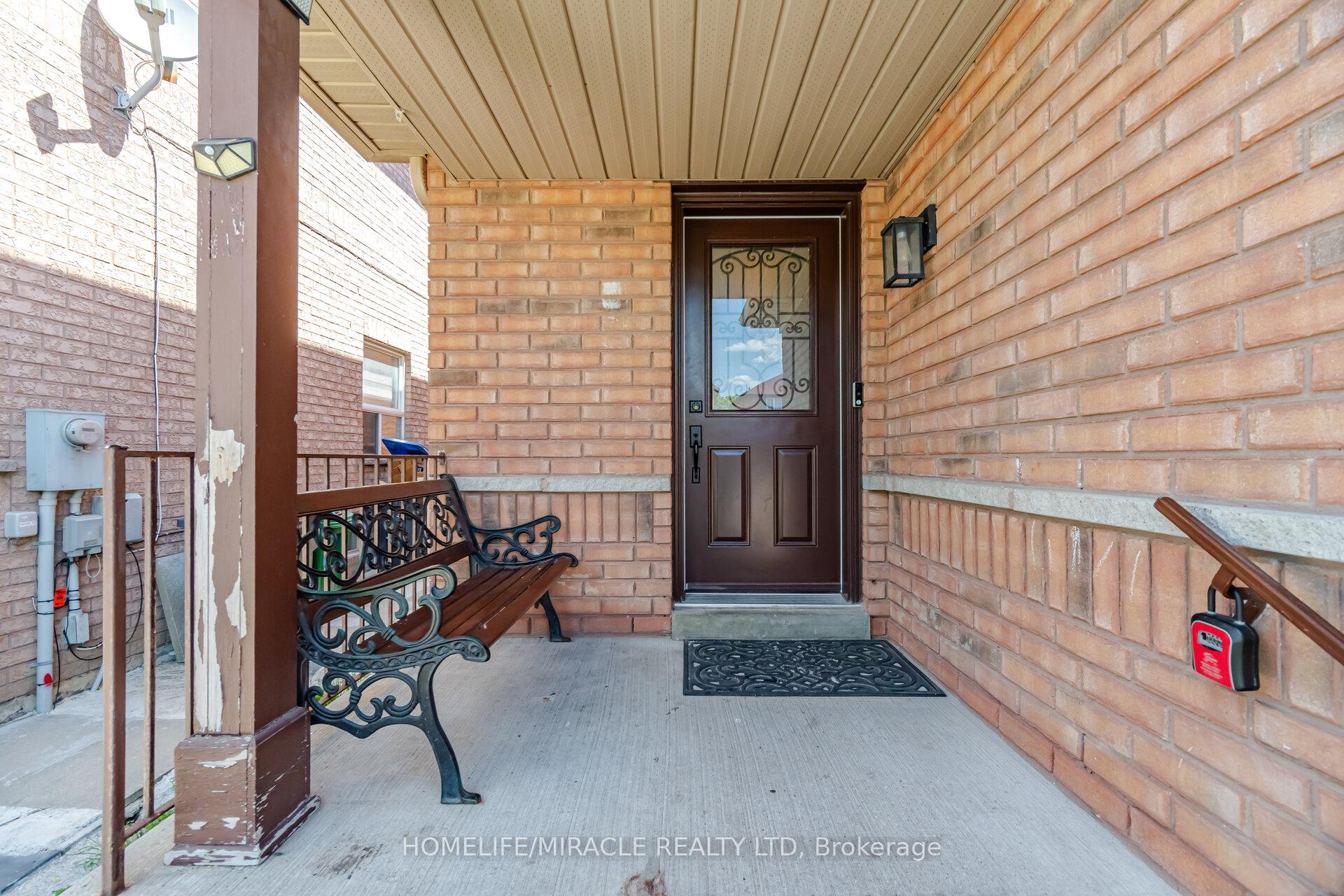 Photo 4 of 45 Ridgefield Court, Brampton, Vales of Castlemore — HOMEH