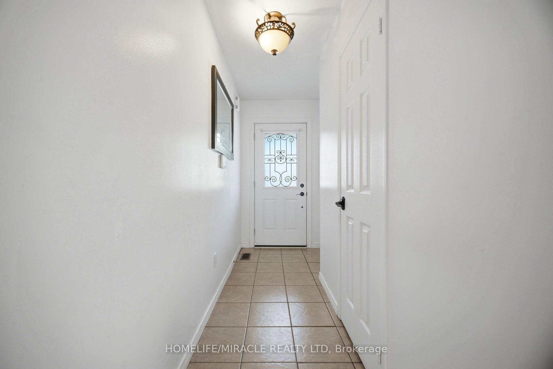 Photo 5 of 45 Ridgefield Court, Brampton, Vales of Castlemore — HOMEH