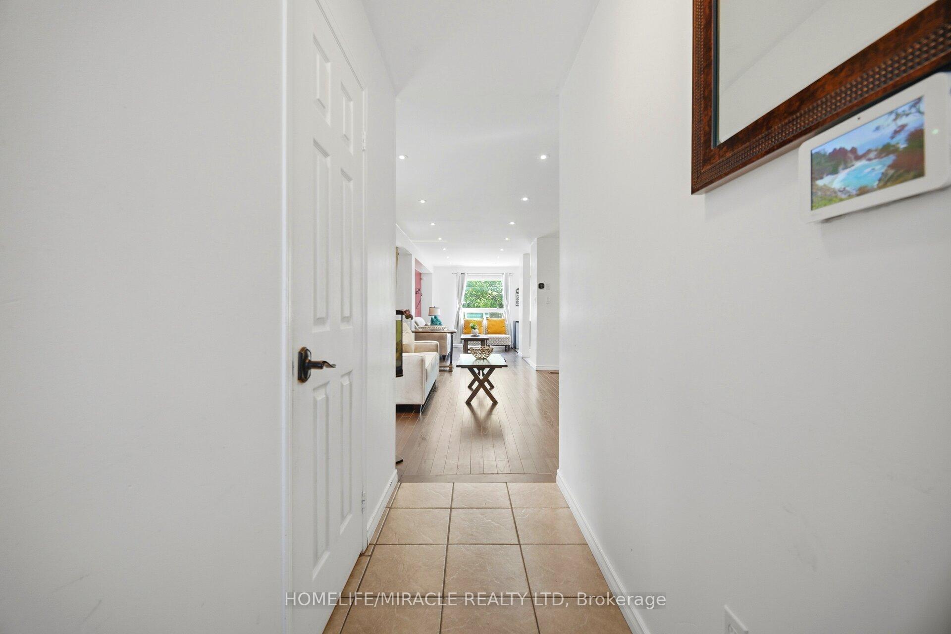 Photo 6 of 45 Ridgefield Court, Brampton, Vales of Castlemore — HOMEH