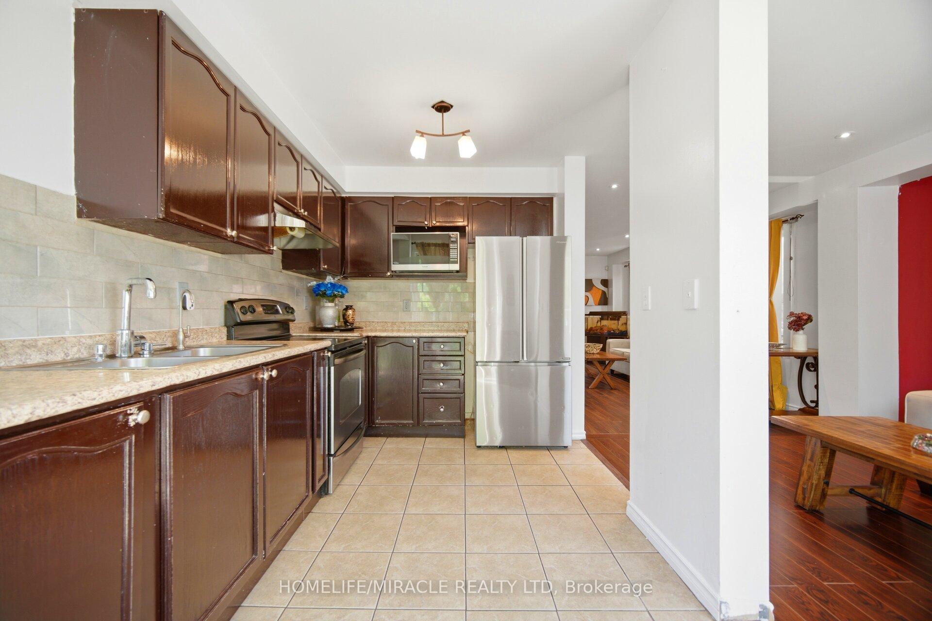 Photo 17 of 45 Ridgefield Court, Brampton, Vales of Castlemore — HOMEH