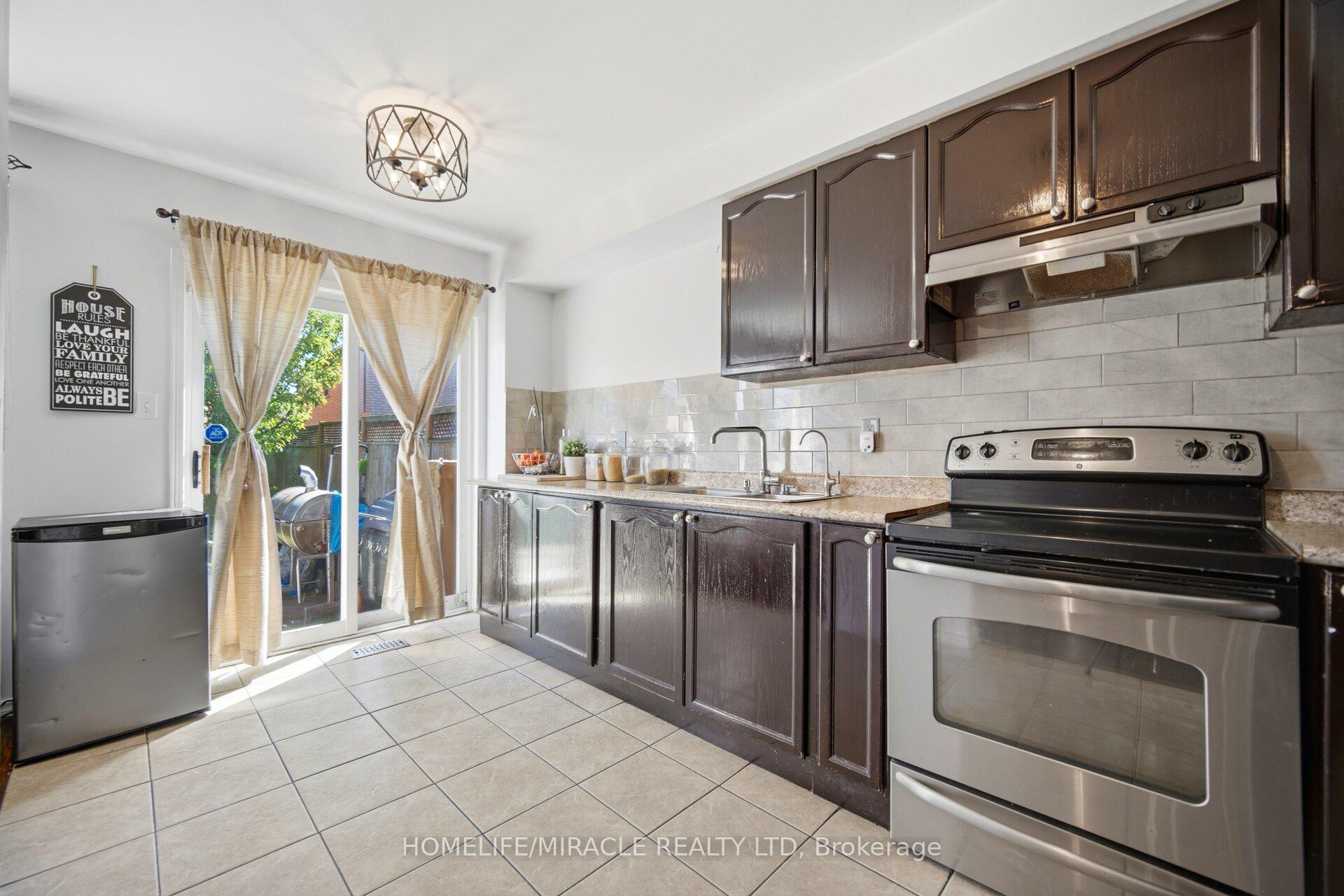 Photo 18 of 45 Ridgefield Court, Brampton, Vales of Castlemore — HOMEH