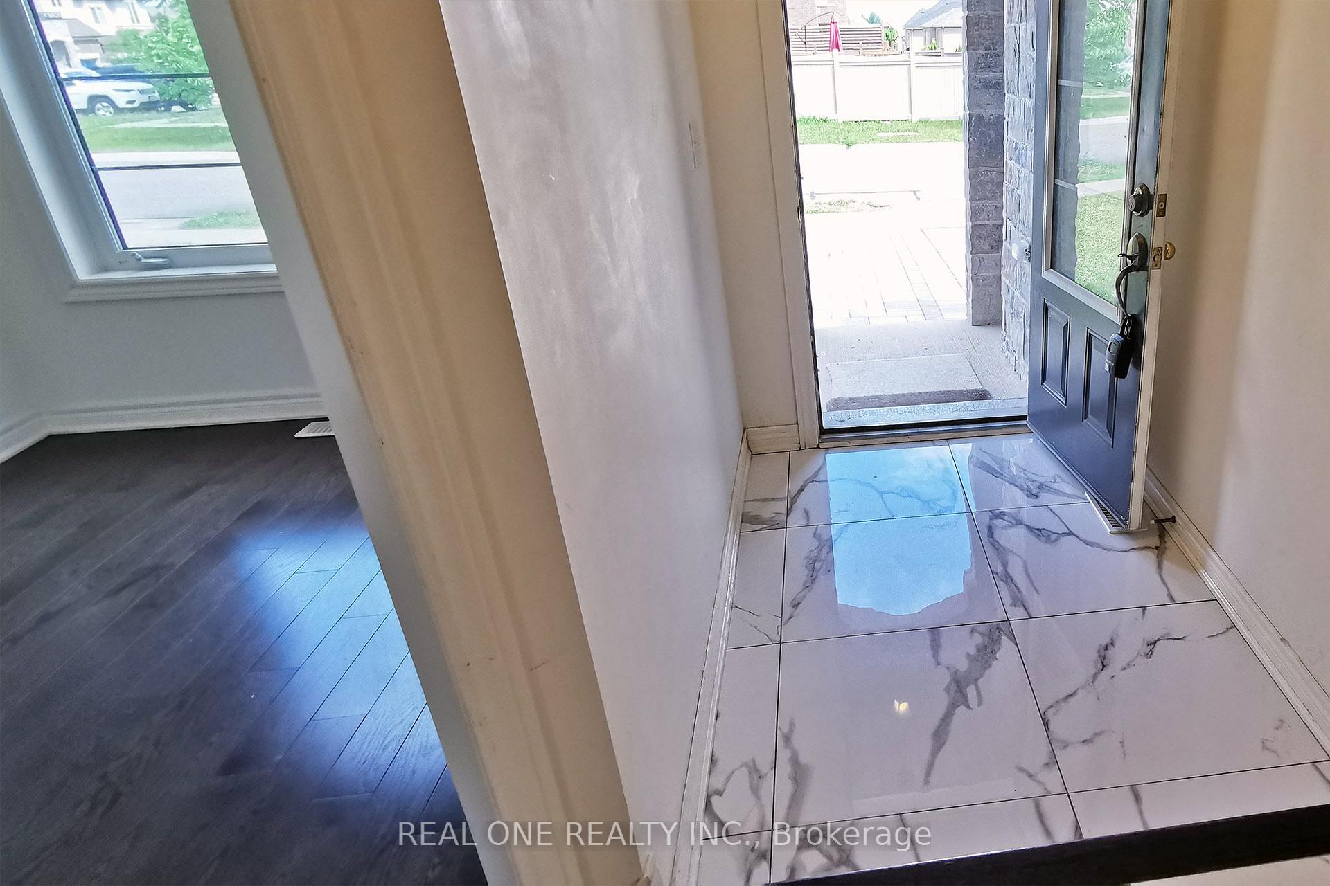 Photo 9 of 51 Kavanagh Avenue, East Gwillimbury, Sharon — HOMEH