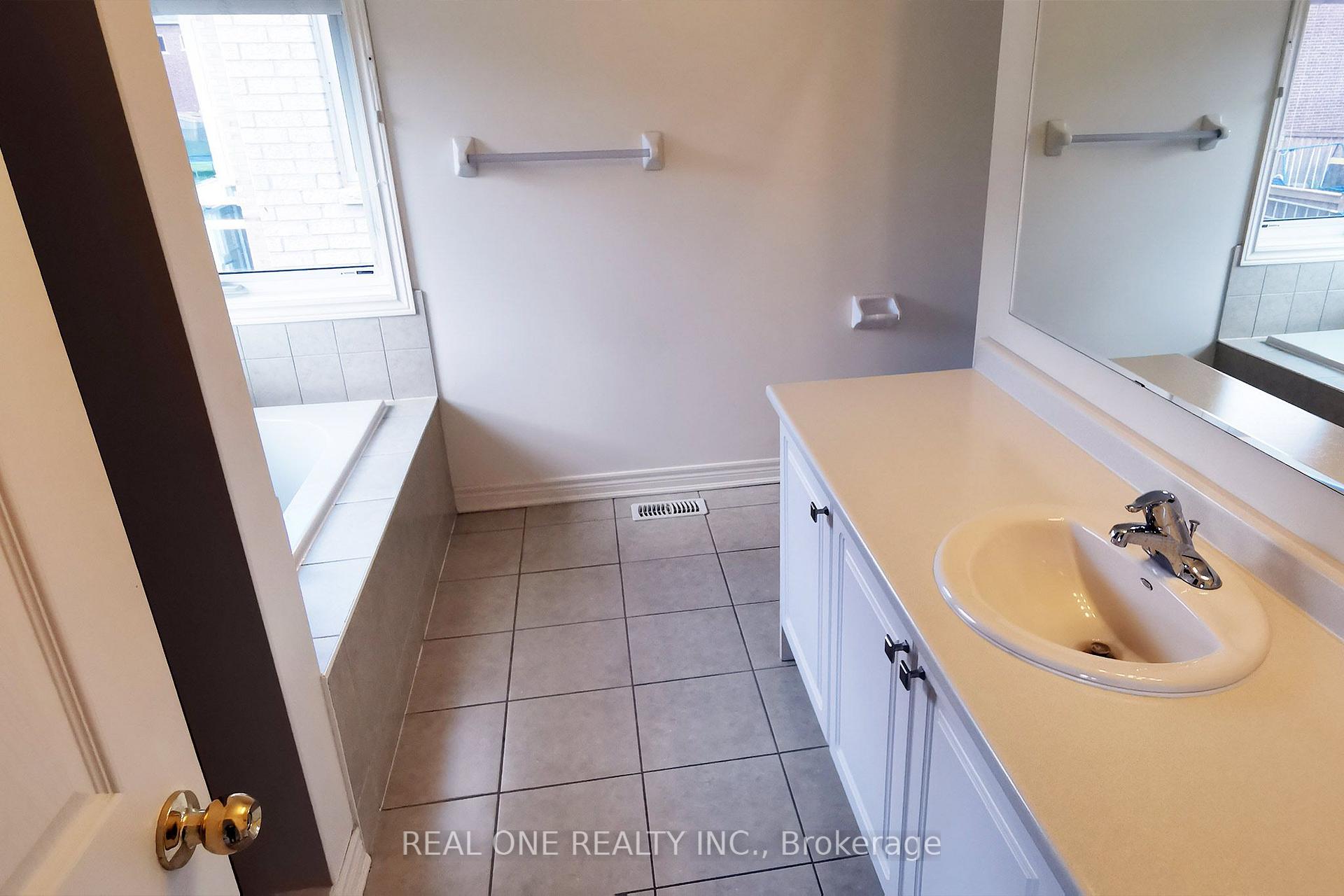 Photo 30 of 51 Kavanagh Avenue, East Gwillimbury, Sharon — HOMEH