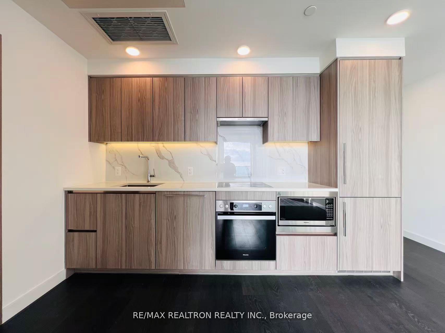 Photo 14 of Unit 5607, 1 Concord Cityplace Way, Toronto, Waterfront Communities — HOMEH