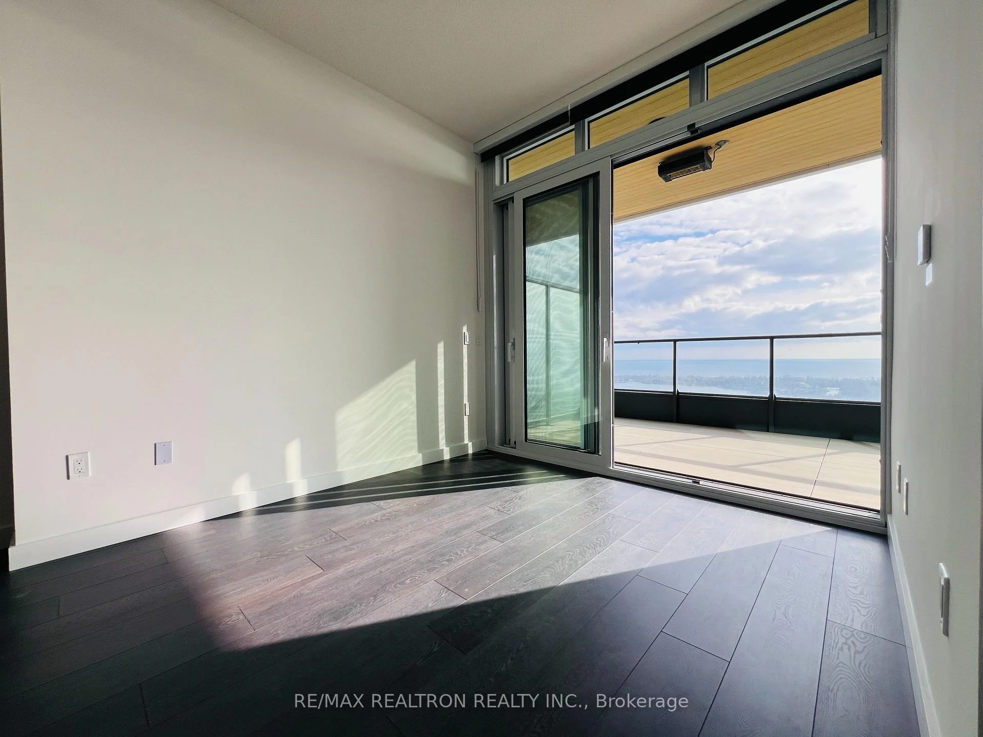 Photo 4 of Unit 5607, 1 Concord Cityplace Way, Toronto, Waterfront Communities — HOMEH