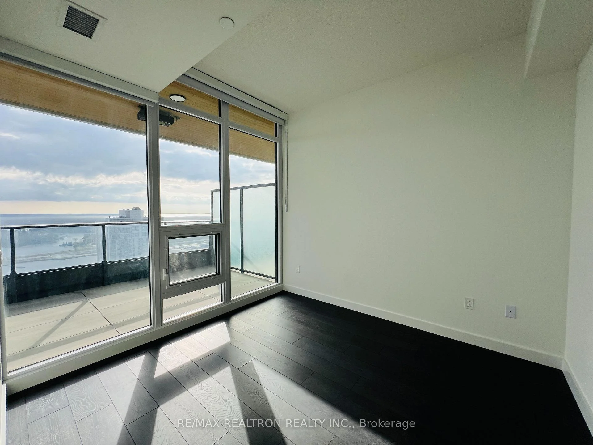 Photo 8 of Unit 5607, 1 Concord Cityplace Way, Toronto, Waterfront Communities — HOMEH