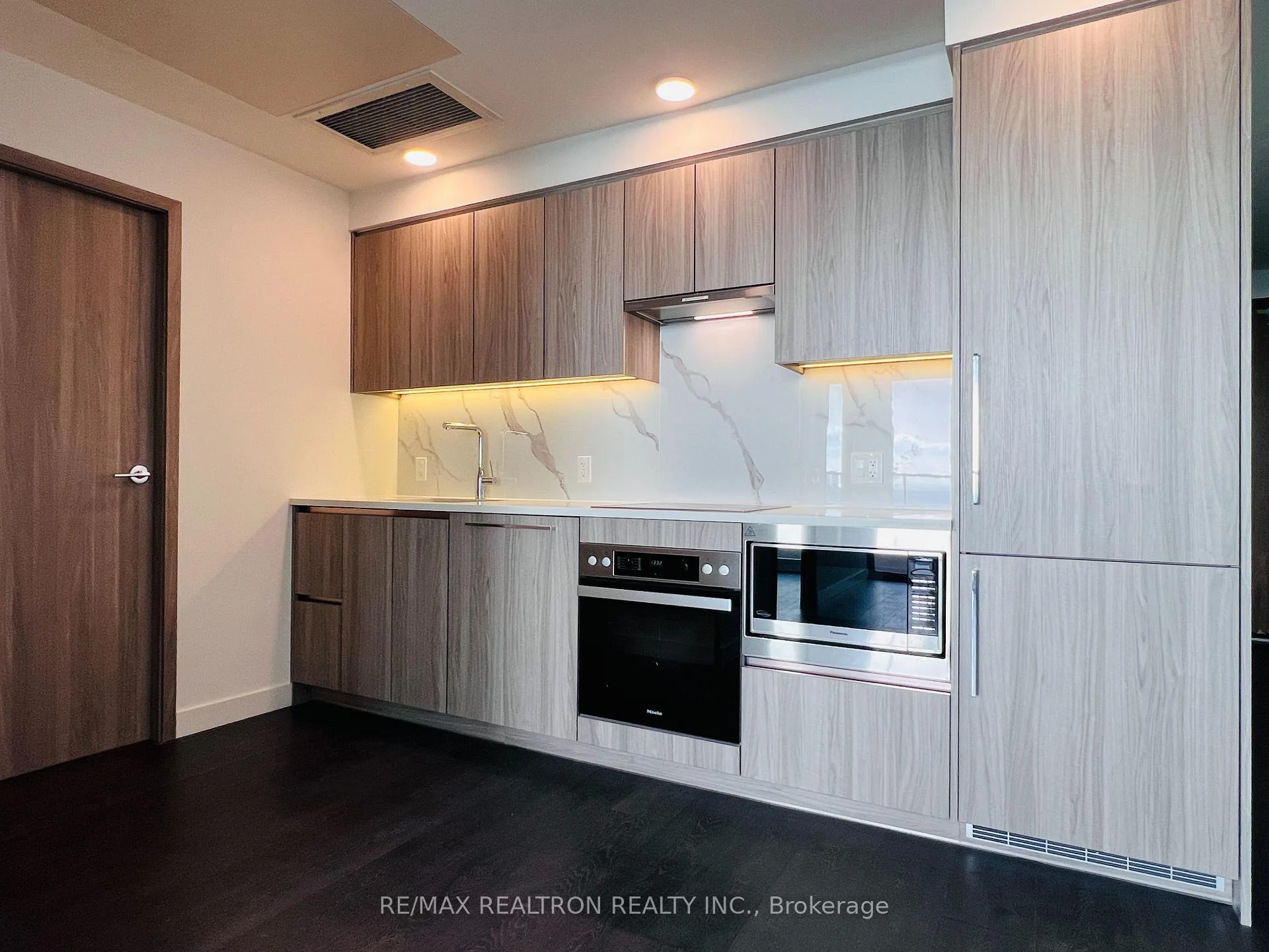 Photo 11 of Unit 5607, 1 Concord Cityplace Way, Toronto, Waterfront Communities — HOMEH