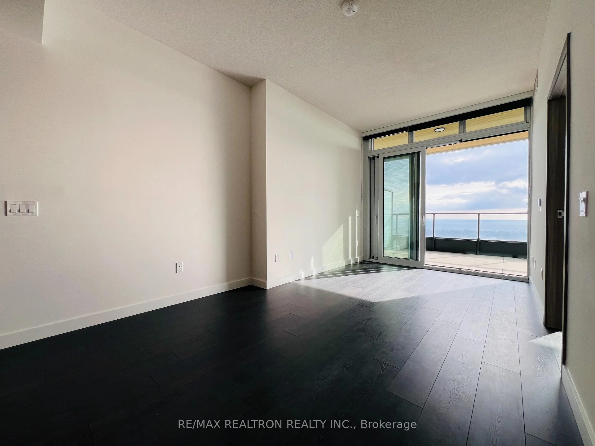 Photo 12 of Unit 5607, 1 Concord Cityplace Way, Toronto, Waterfront Communities — HOMEH