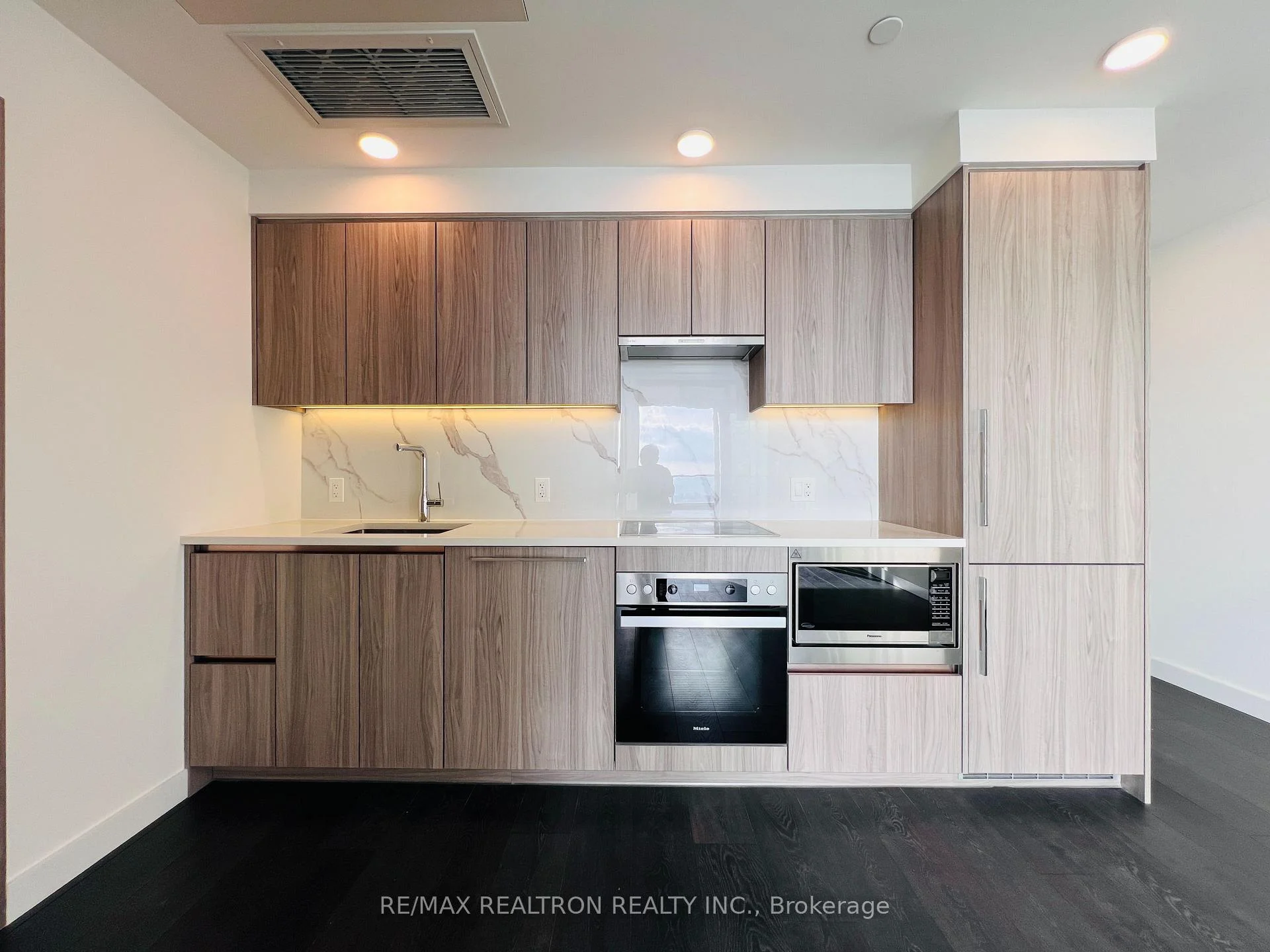 Photo 15 of Unit 5607, 1 Concord Cityplace Way, Toronto, Waterfront Communities — HOMEH