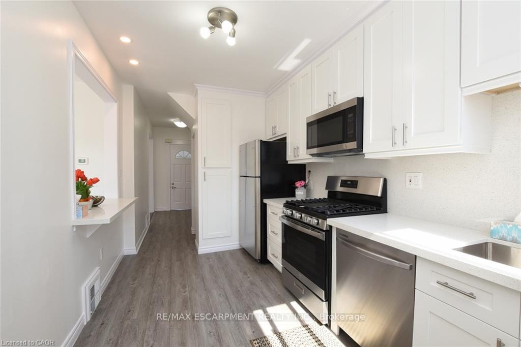 Photo 17 of 26 Fairview Avenue, Hamilton, Crown Point — HOMEH